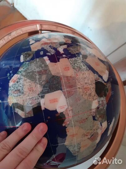 Глобус из полудрагоценных камней