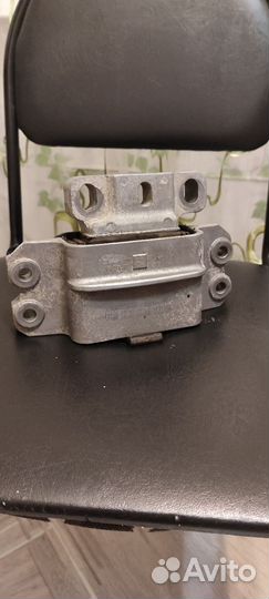 Опора кпп левая Volkswagen Jetta (A6) 1ко199555ас