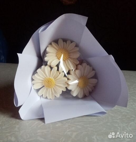 Букет из ромашек, шоколад