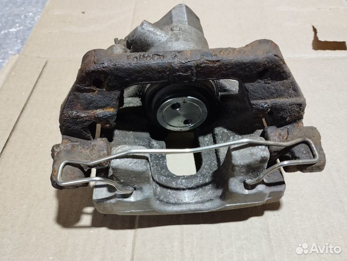 Суппорт тормозной задний правый Ford Focus 3