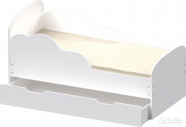 Детская кровать с фигурным бортиком