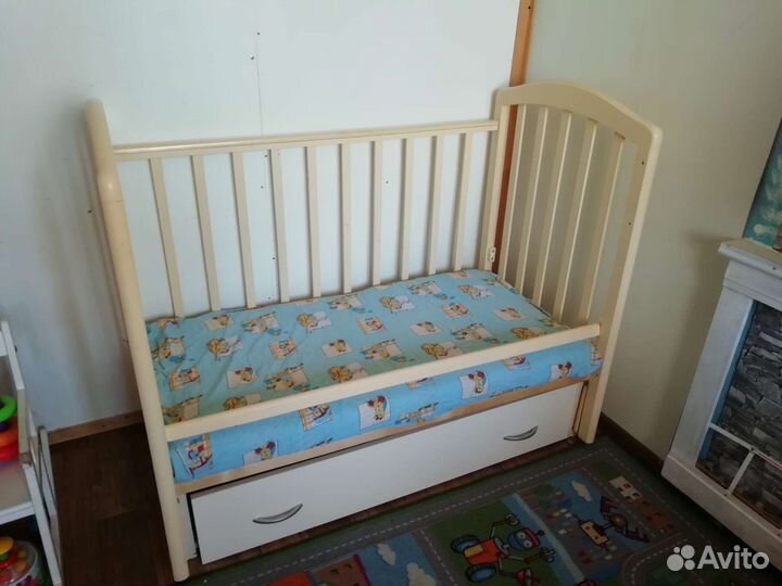 Детская кроватка с маятником и ящиком