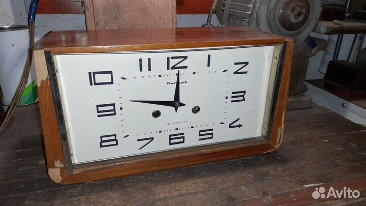 Часы Янтарь