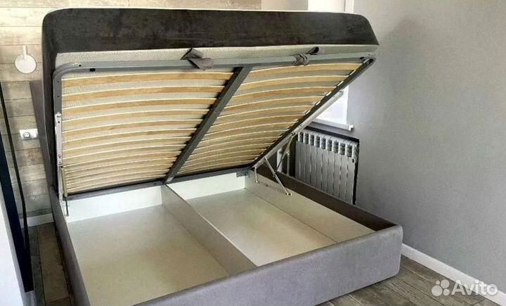 Кровать двуспальная дизайнерская мягкая