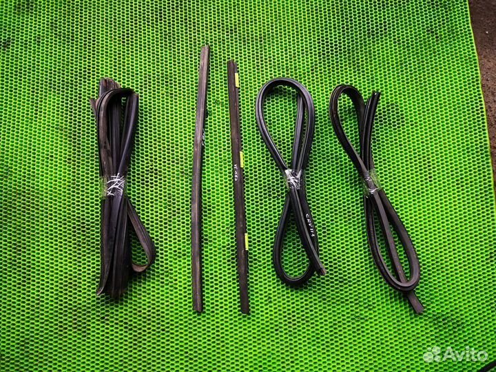 Уплотнитель проема стекла на Honda Crv 1996-2002