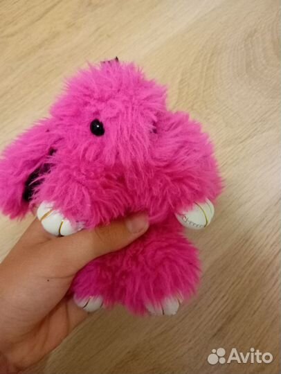 Розовый плюшевый заяц