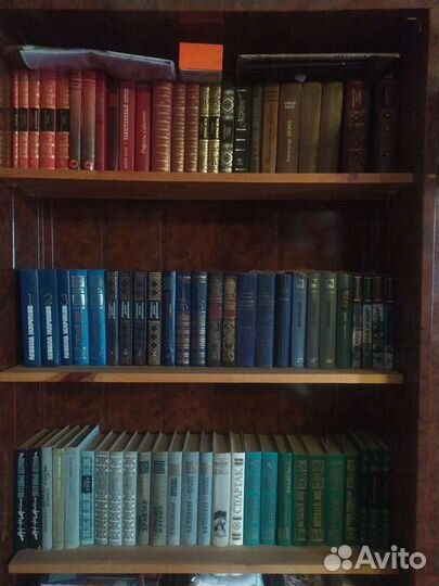 Много разных книг, сказки, фантастика,детектив, и