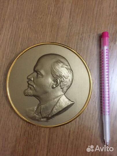 Барельеф Ленин