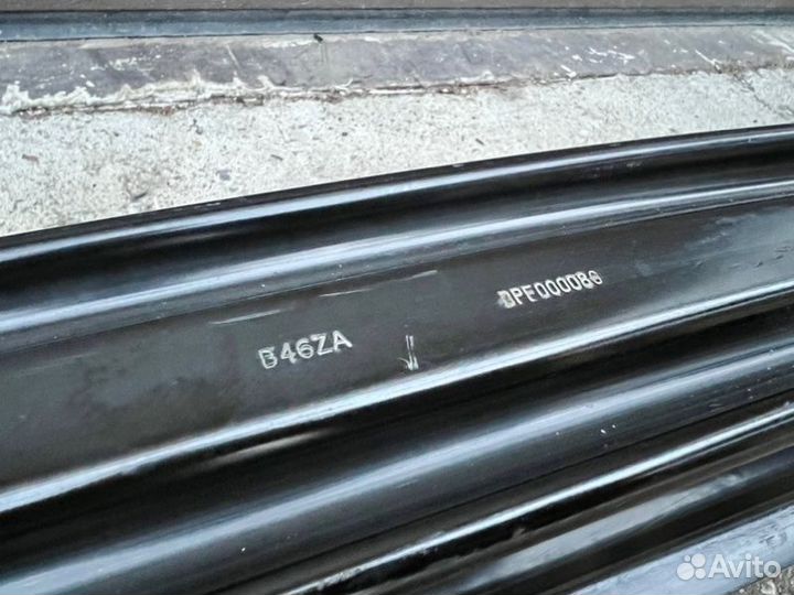 Усилитель бампера передний Land Rover Discovery 4