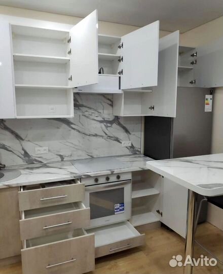 Кухни на заказ с современной фурнитурой