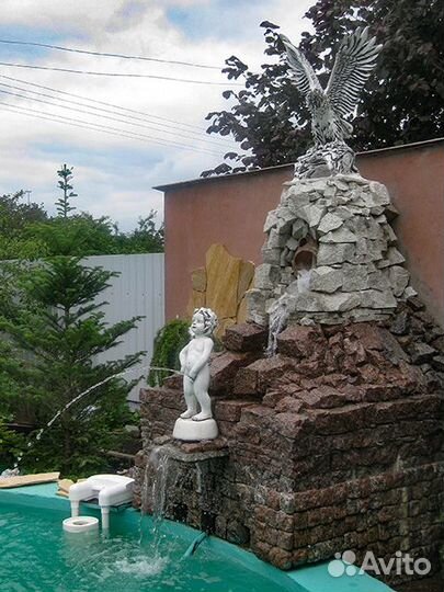 Скульптура фонтан писающий мальчик