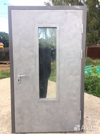 Дверь входная металлическая со стеклом не использ
