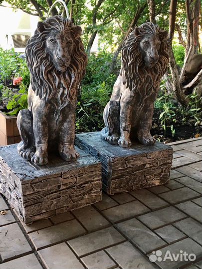 Скульптура «Лев на пьедестале»