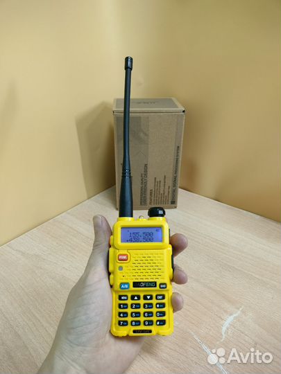 Рация Baofeng UV-5R жёлтого цвета с гаранитурой