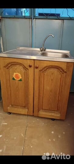 Кухонный гарнитур из натурального дерева б/ у