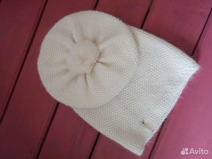 Берет белый со снудом, шапка на весну
