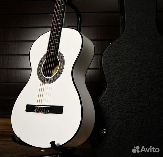 Классическая гитара белая