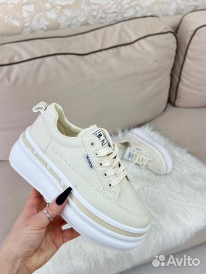 Кроссовки женские