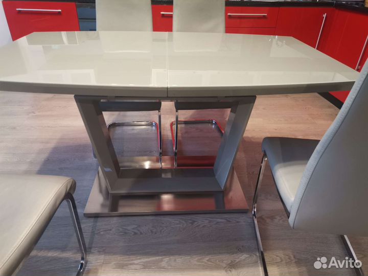 Стол обеденный