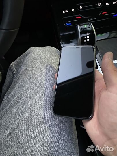 Телефон iPhone 11