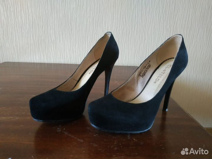 Черные замшевые туфли на высоком каблуке