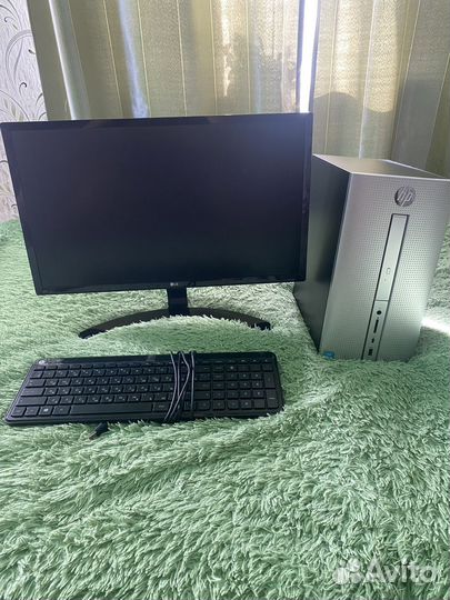 Игровой компьютер с монитором и клавиатурой
