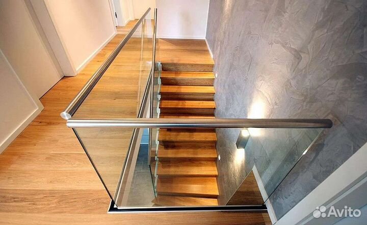 Стеклянное ограждение лестницы