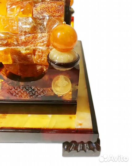 Часы настольные из янтаря 