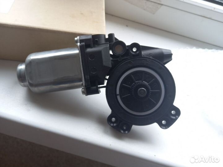 Моторчик на стеклоподемника двери