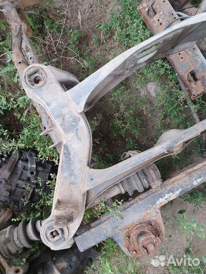 Задний подрамник W124 E200 230