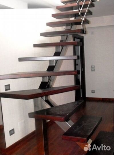 Каркас из металла лестницы под обшивку на дачу