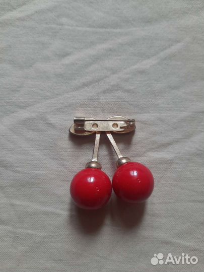 Брошь вишенка