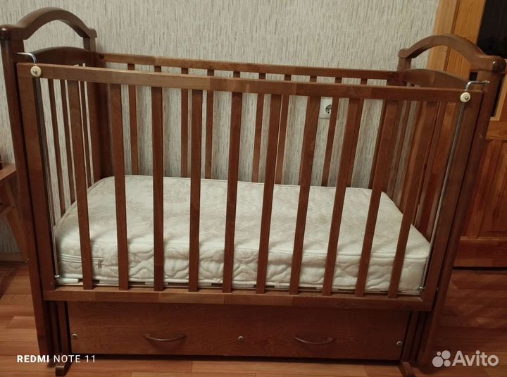 Детская кроватка с маятником