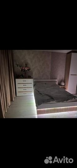 Кровать, матрас и прикроватная тумба