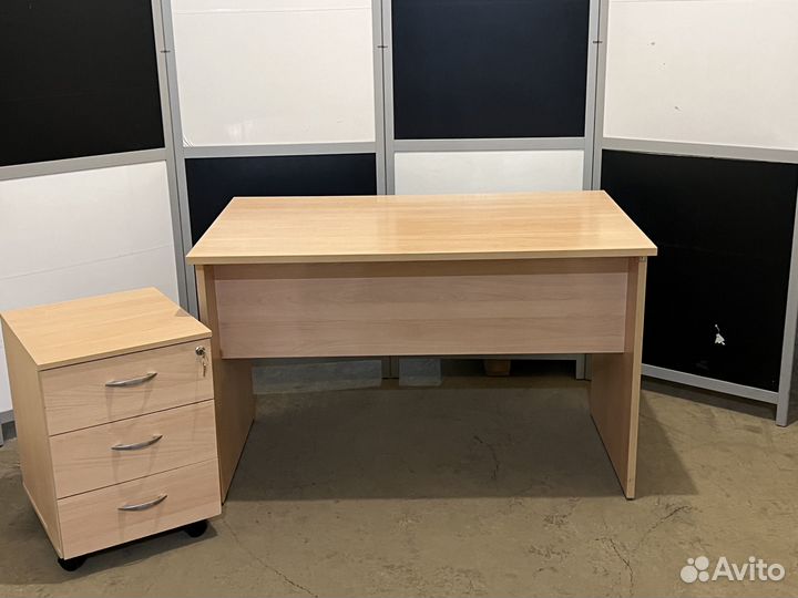 Комплект для офиса. Стол с тумбой