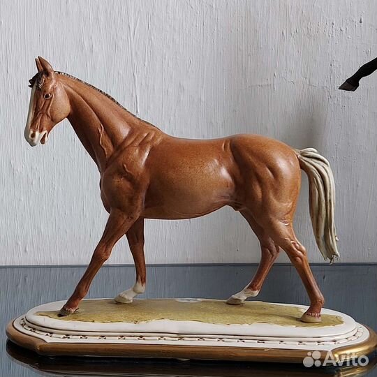 Статуэтка лошадь Италия Каподимонте