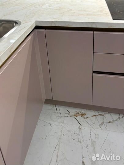 Кухня угловая с фрезерованными фасадами