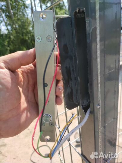 Электромагнитный замок на дверь