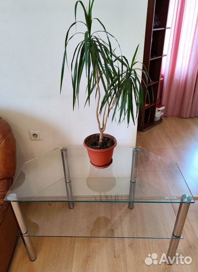 Стеклянный столик под телевизор