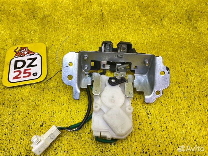 Замок стекла двери багажника задний Toyota Land 145202