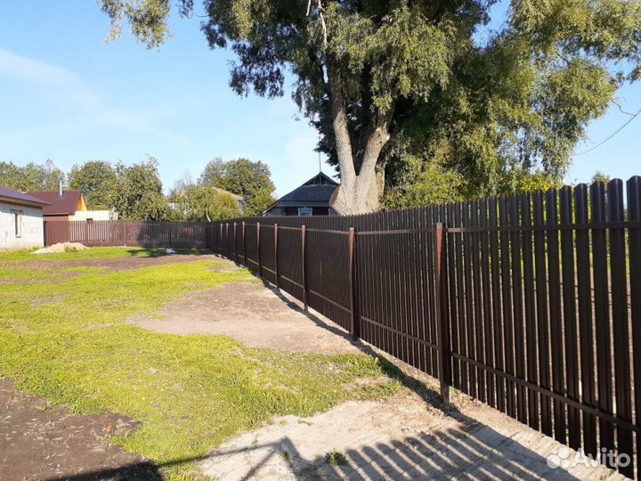 Заборы из евроштакетника с калиткой