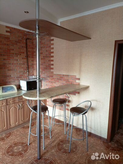 Барная стойка и стулья