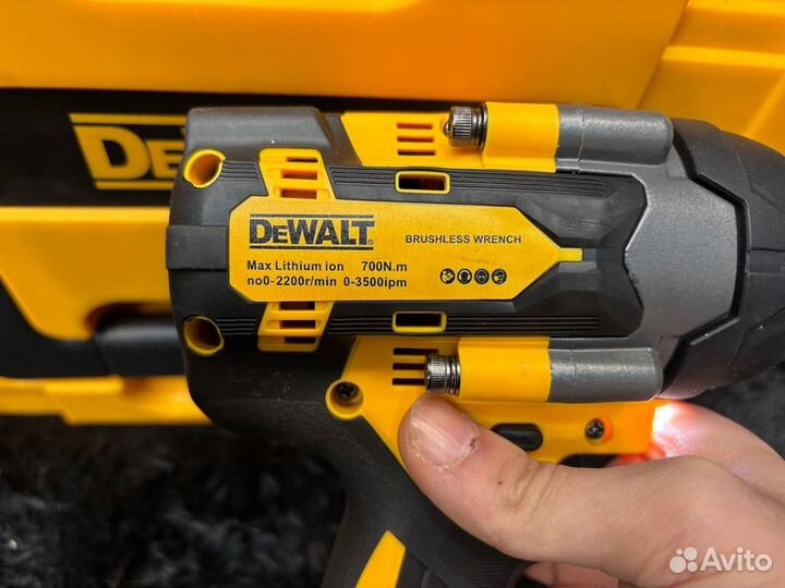 Гайковерт аккумуляторный 700нм, 2кб dewalt