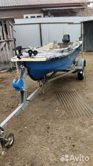 Лодка с мотором и прицепом