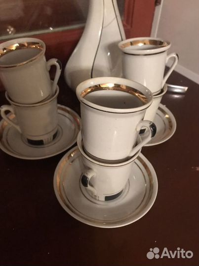 Кофейные чашки с блюдцами