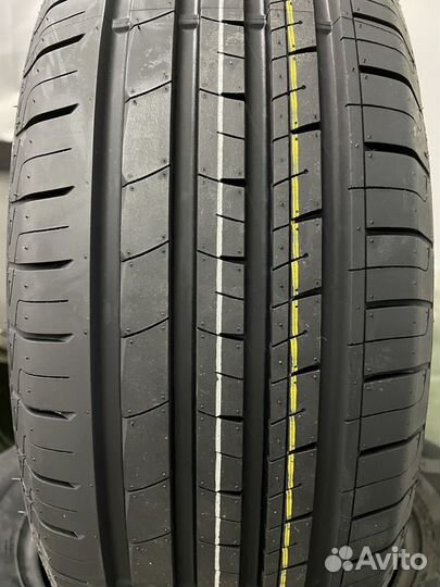 Royal Black Royal Mile 215/65 R16 98H