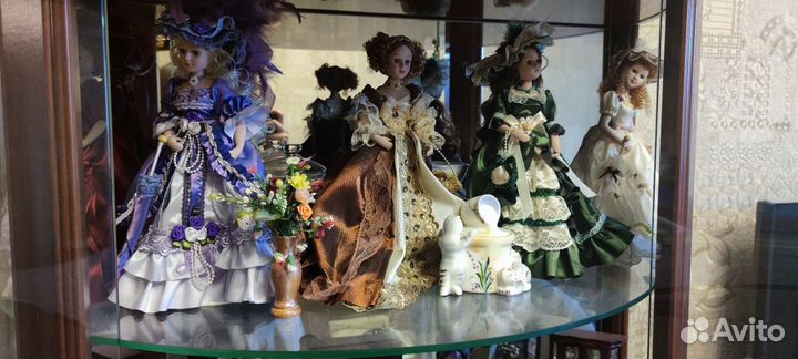Коробка с куклами