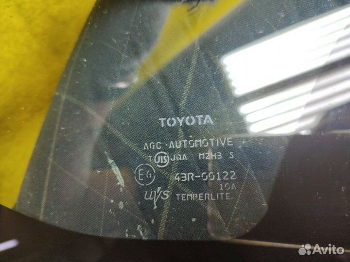 Стекло переднее левое Toyota Voxy/Noah/Esquire