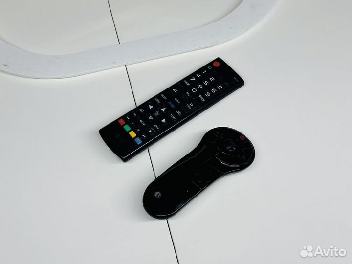 Безрамочный LG 42LA667V SmartTV