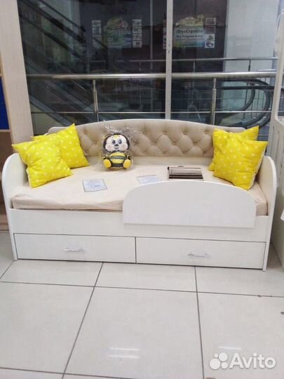 Детская кровать с мягкой спинкой